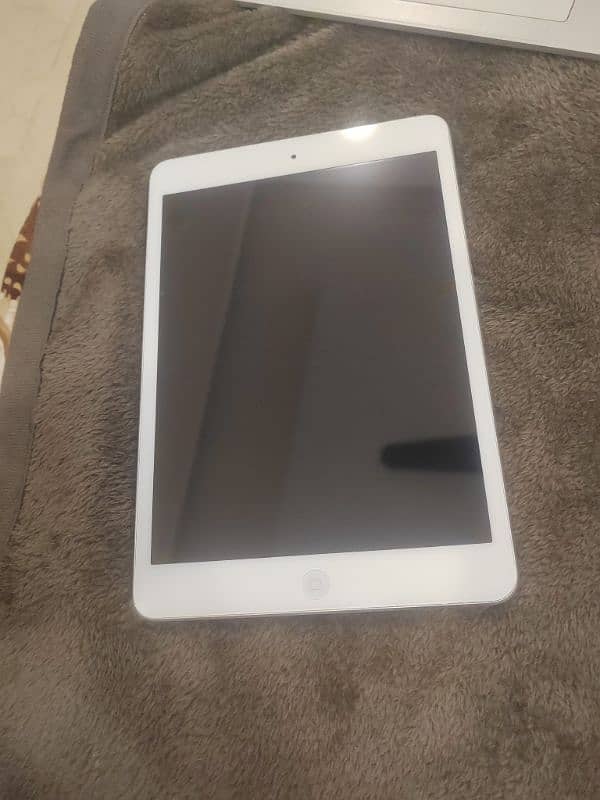 Ipad mini 2 in good condition 32gb. 4