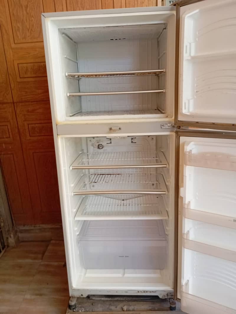 DAWLANCE CONVENTIONAL FRIDGE 1