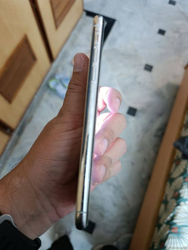 Iphone 11 Pro max (white) 256 gb PTA Approved 3