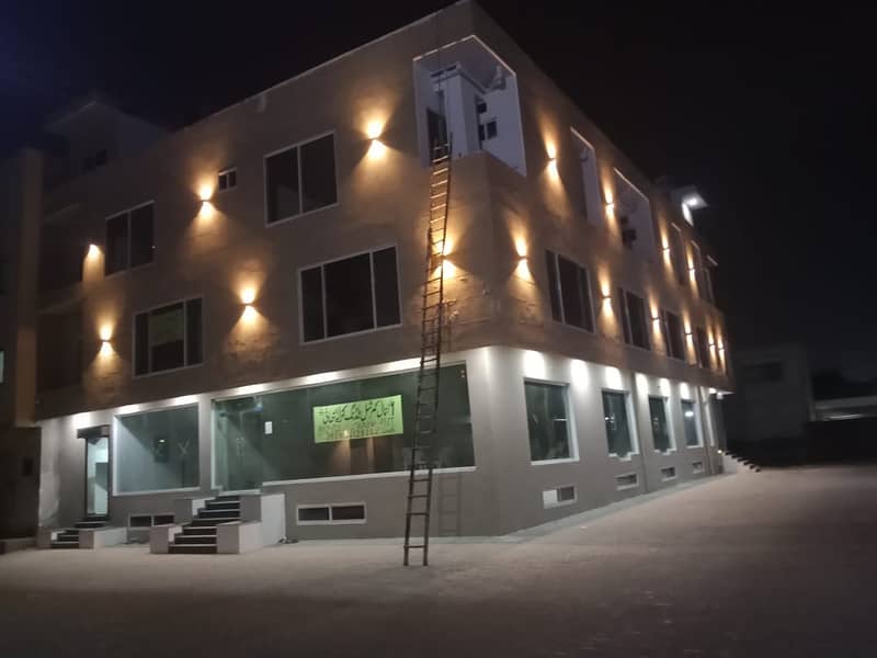  One Kanal Building Prime Rental Opportunity in Lahore!  7