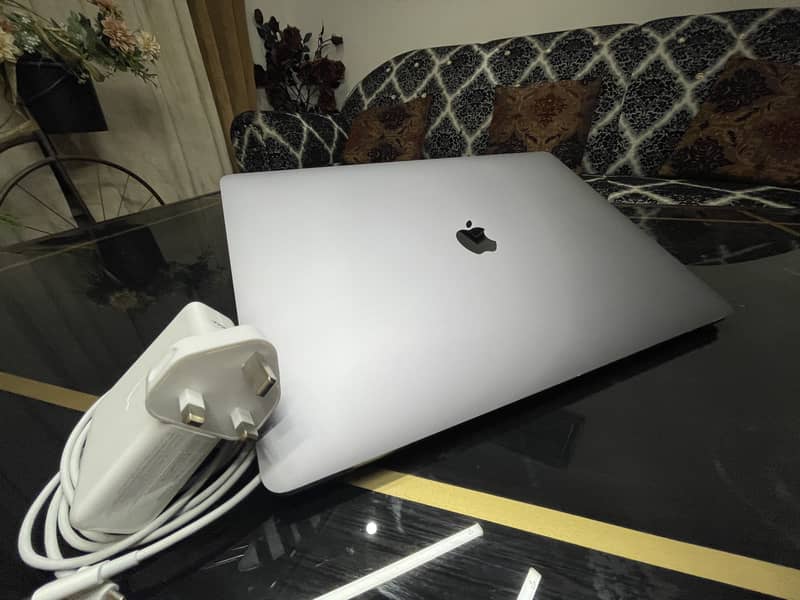 Apple Laptop,Macbook Pro2019,Core i7,16Inchs,16GBRAM,512GB SSD,4GB AMD 2