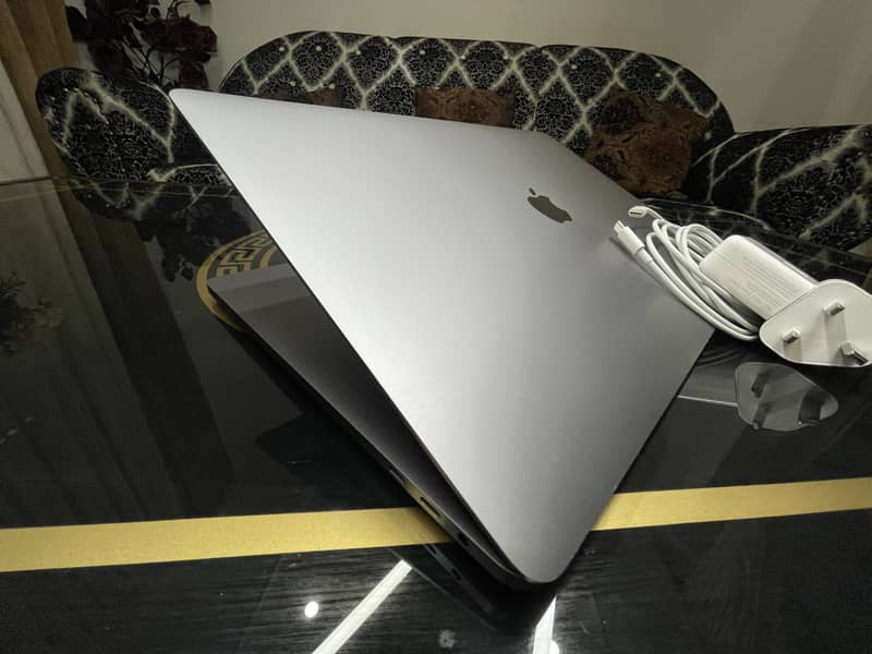 Apple Laptop,Macbook Pro2019,Core i7,16Inchs,16GBRAM,512GB SSD,4GB AMD 3