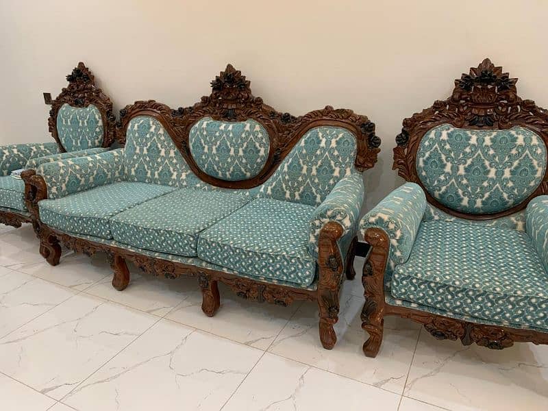 LUXURY 5 SEATER 3 TABLE SOFA SET 0