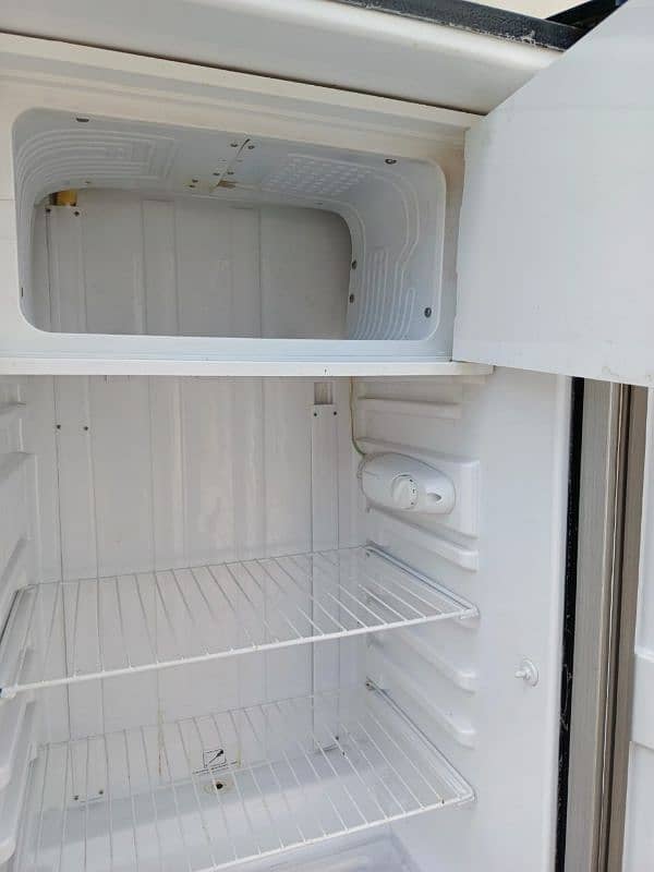 Dawlance fridge for sale in warranty urgent sell 3