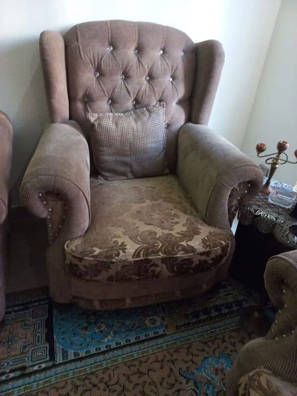 Good Condition 7 seater sofa set is available for sale. 4