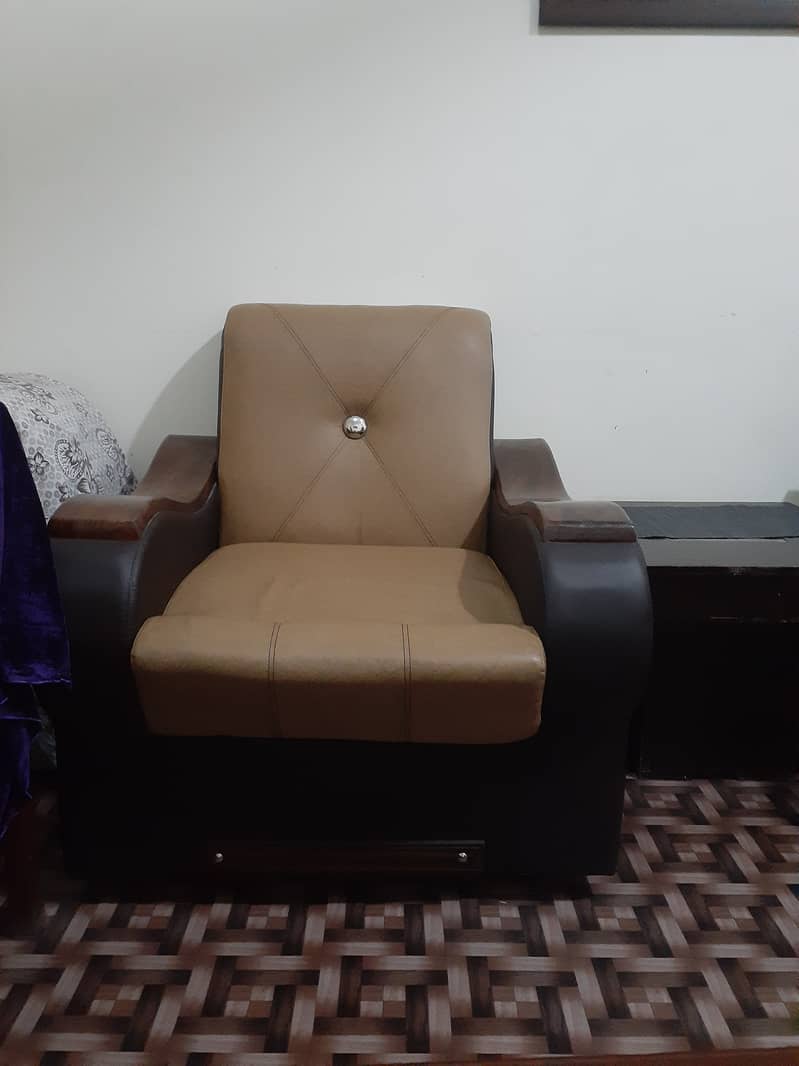 Selling my 5 seater sofa . 1