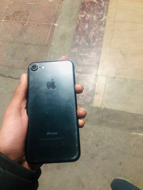 i phone 7  pta 32 gb 0