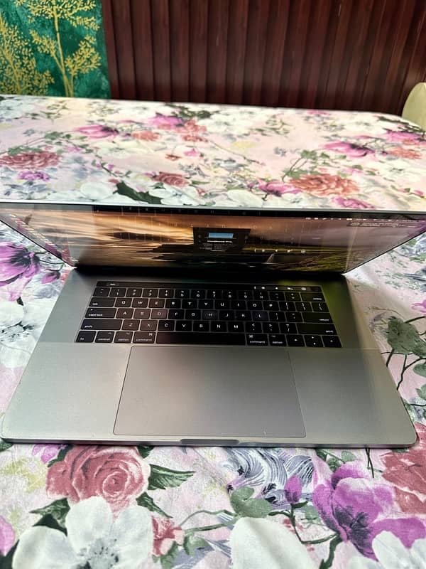 MacBook Pro 2017 core i7 16/250 0