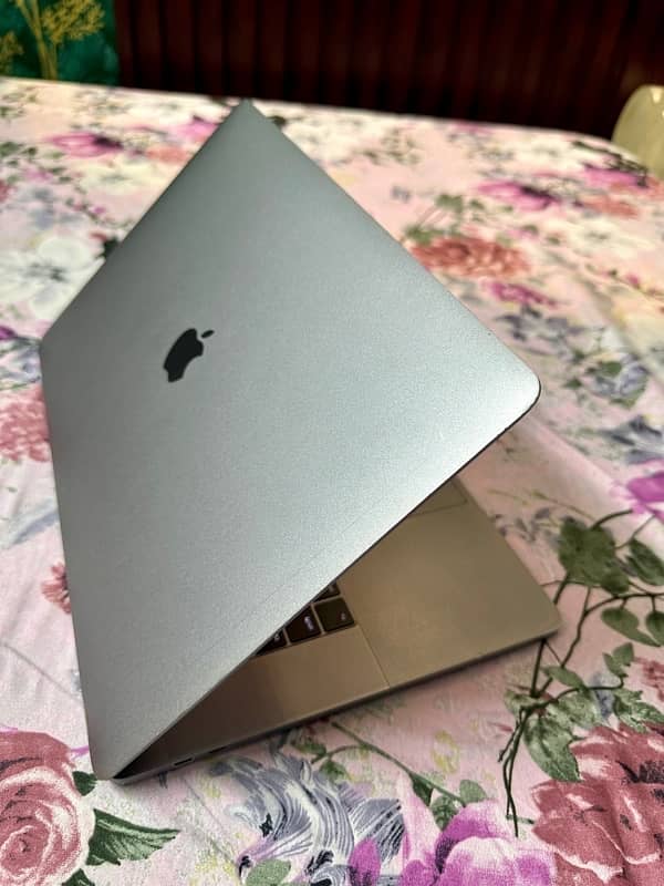 MacBook Pro 2017 core i7 16/250 3