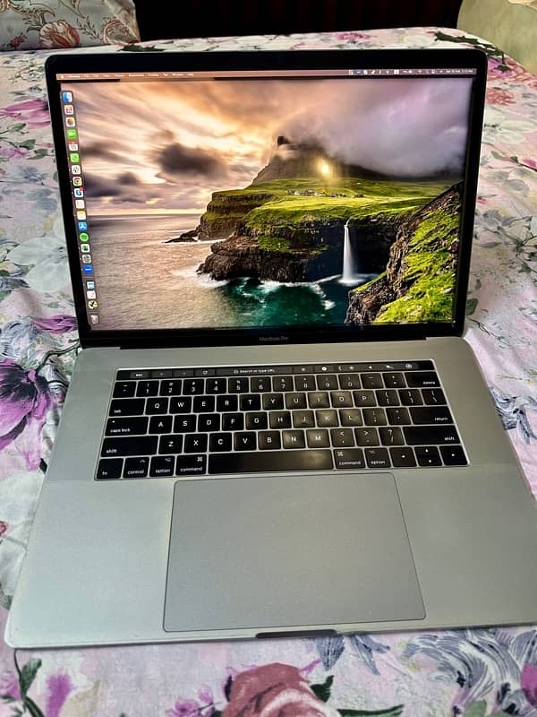 MacBook Pro 2017 core i7 16/250 4