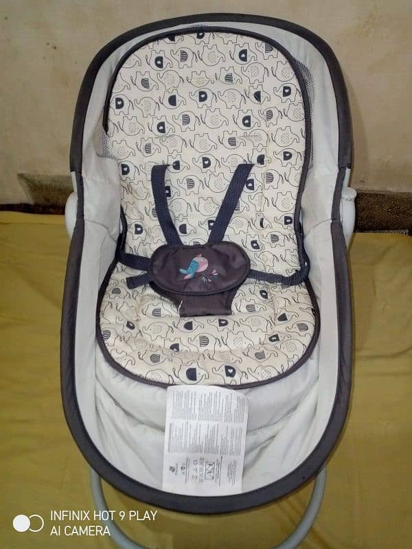 Baby cot in a very good condition 2