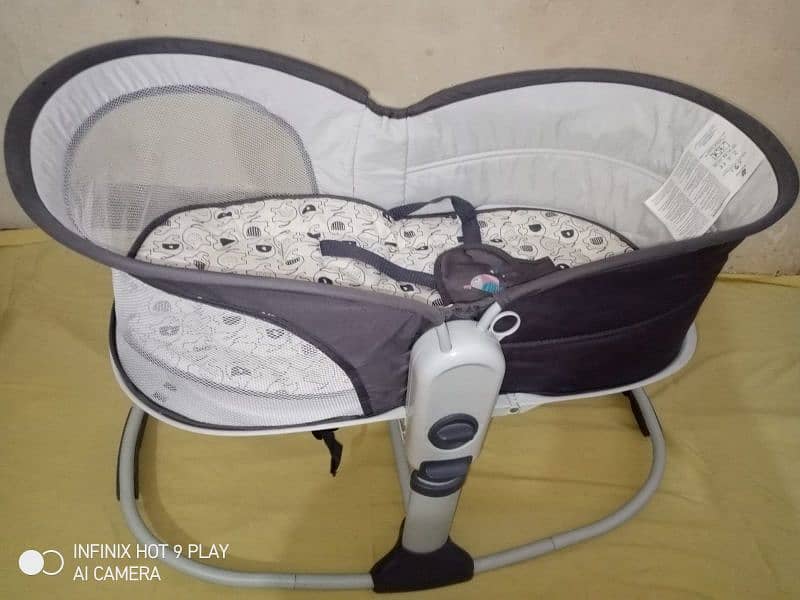 Baby cot in a very good condition 3