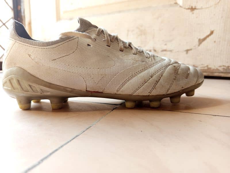 stud (football boots) new condition 2