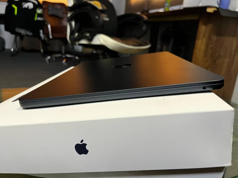 Macbook air m2 8gb ram 256gb ssd model A2941 9