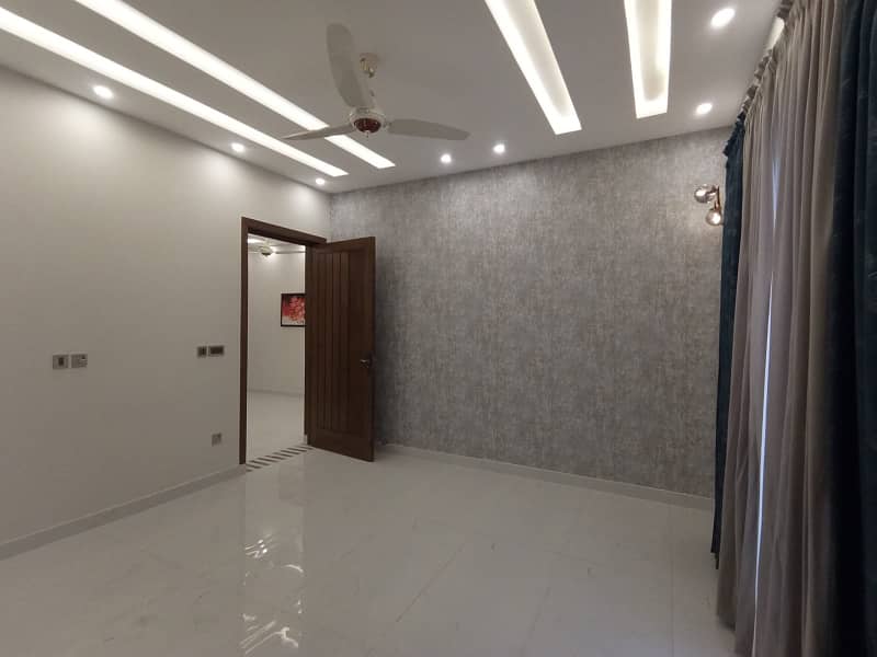 10 Marla Brand New Luxury Upper Portion For Rent In TALHA BLOCK Bahria Town Lahore 3