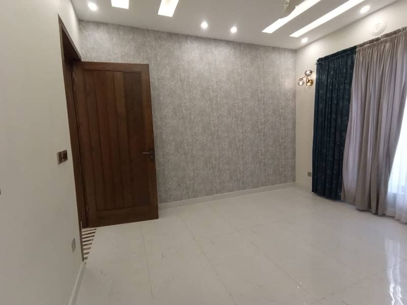 10 Marla Brand New Luxury Upper Portion For Rent In TALHA BLOCK Bahria Town Lahore 11