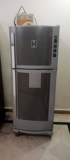 refrigerator with stabilizer