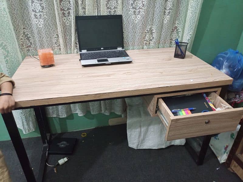 Computer Table & Hydraulic Chair 0