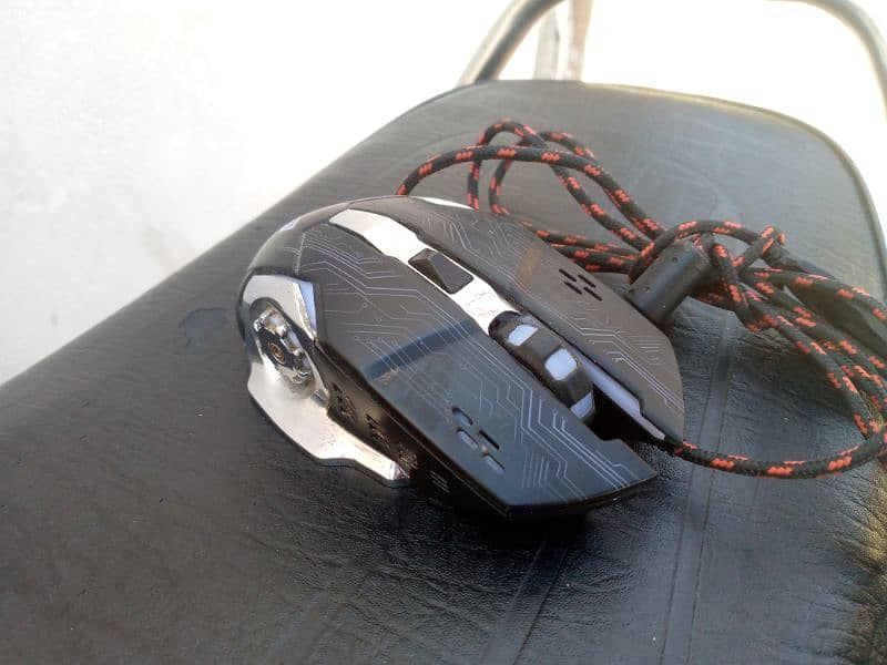 professional gaming mouse. dpi/forward,backward available. 10/10 4