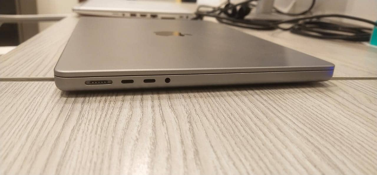 MacBook Pro M2 14" (2023) | 16GB RAM | 512GB SSD | Mint 9