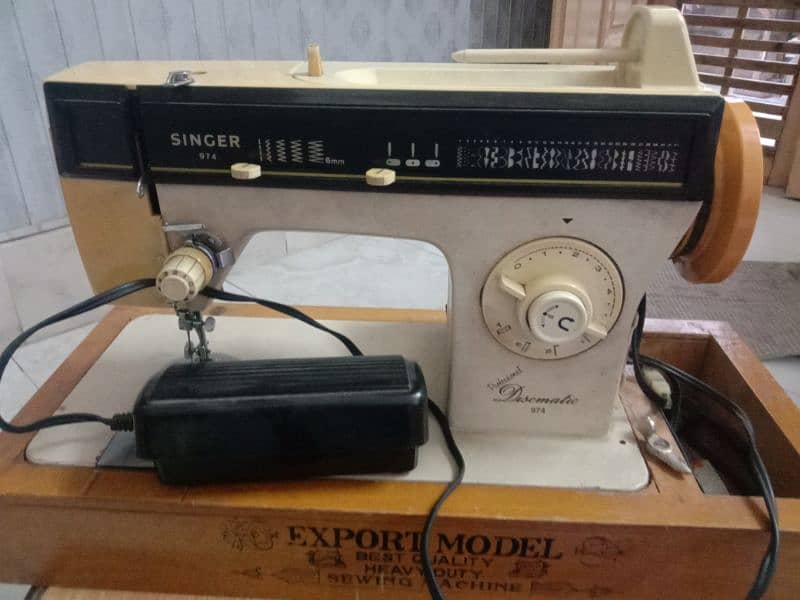 SINGER SEWING MACHINE 4