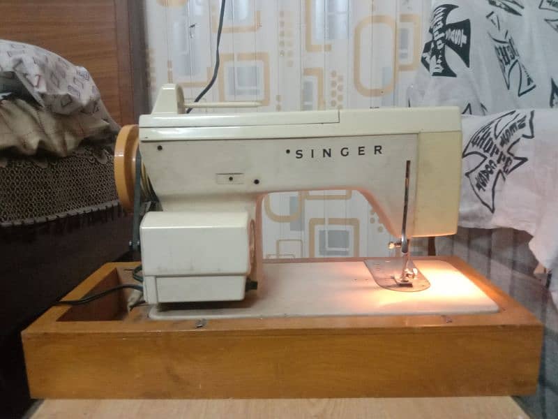 SINGER SEWING MACHINE 6