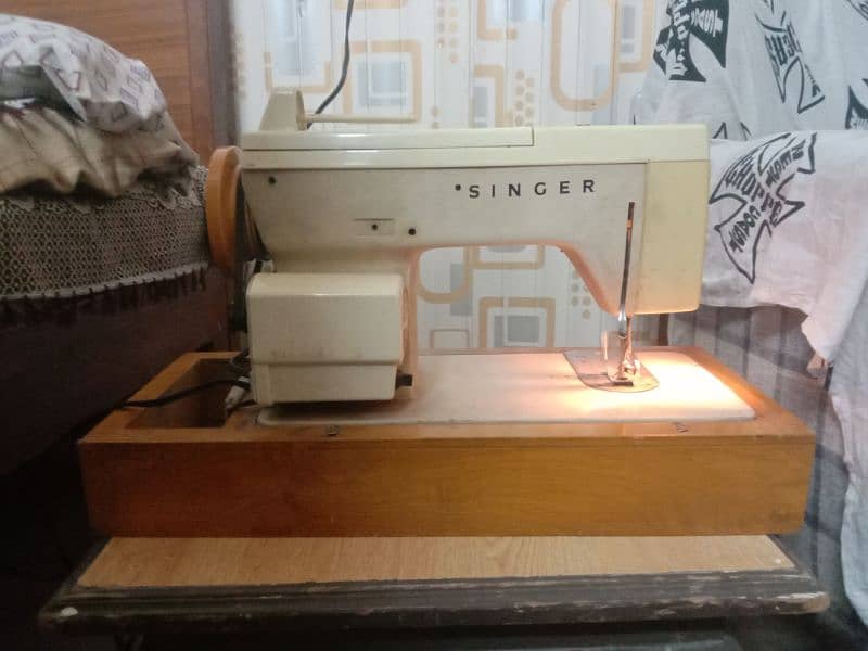 SINGER SEWING MACHINE 7