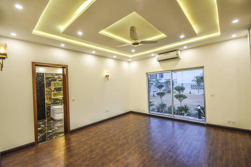 1 KANAL BUNGALOW WITH 1 KANAL LAWN MOST BEAUTIFUL TOP CLASS LUXURIOUS NEAR CARREFOUR 11