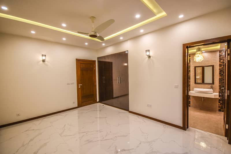 1 KANAL BUNGALOW WITH 1 KANAL LAWN MOST BEAUTIFUL TOP CLASS LUXURIOUS NEAR CARREFOUR 24