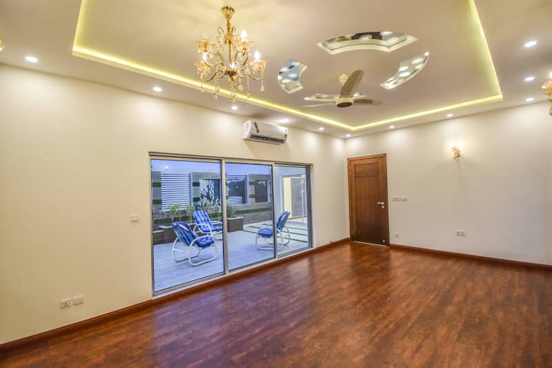 1 KANAL BUNGALOW WITH 1 KANAL LAWN MOST BEAUTIFUL TOP CLASS LUXURIOUS NEAR CARREFOUR 27