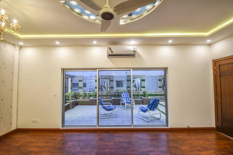 1 KANAL BUNGALOW WITH 1 KANAL LAWN MOST BEAUTIFUL TOP CLASS LUXURIOUS NEAR CARREFOUR 28