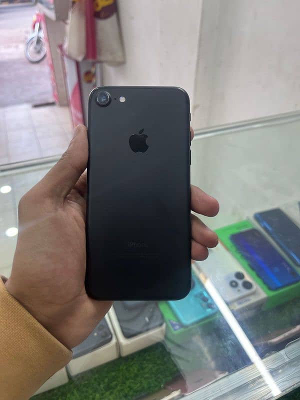 iPhone 7 available in different colours 3