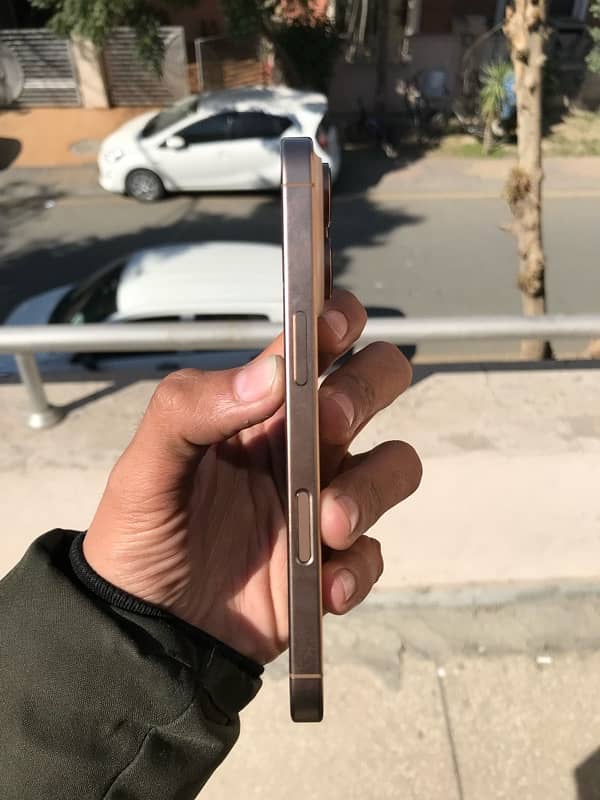 iPhone 16 pro Desert Titanium 1