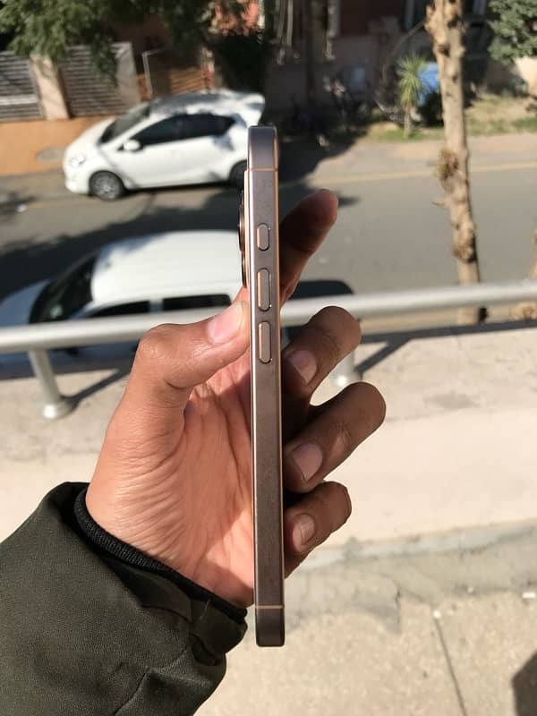 iPhone 16 pro Desert Titanium 2