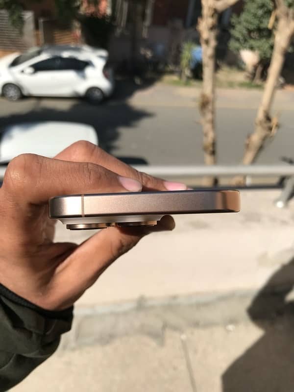 iPhone 16 pro Desert Titanium 3