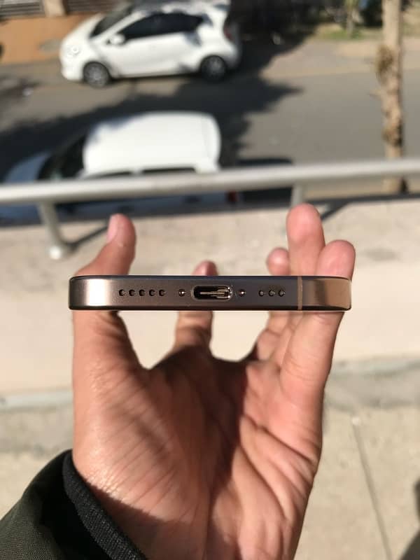 iPhone 16 pro Desert Titanium 4