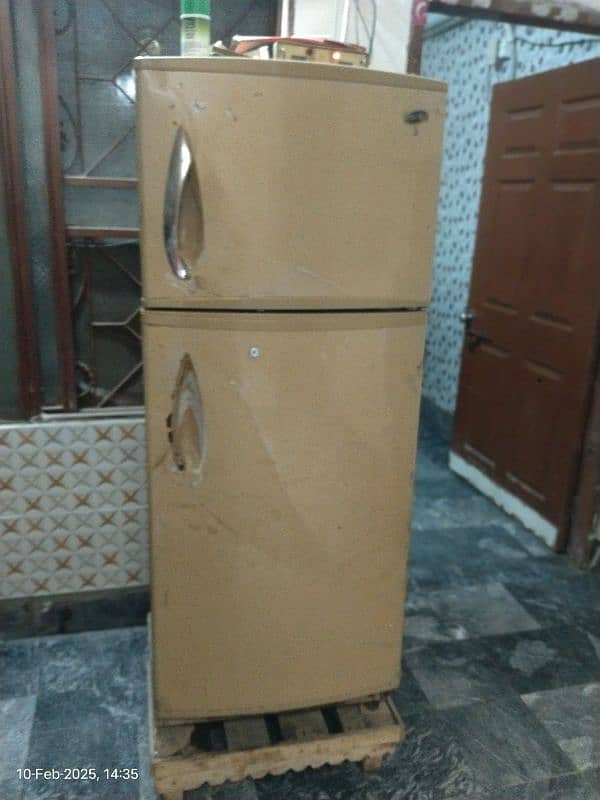 Supar Gold Refrigerator  medium size  condition 10/8 well and good 1