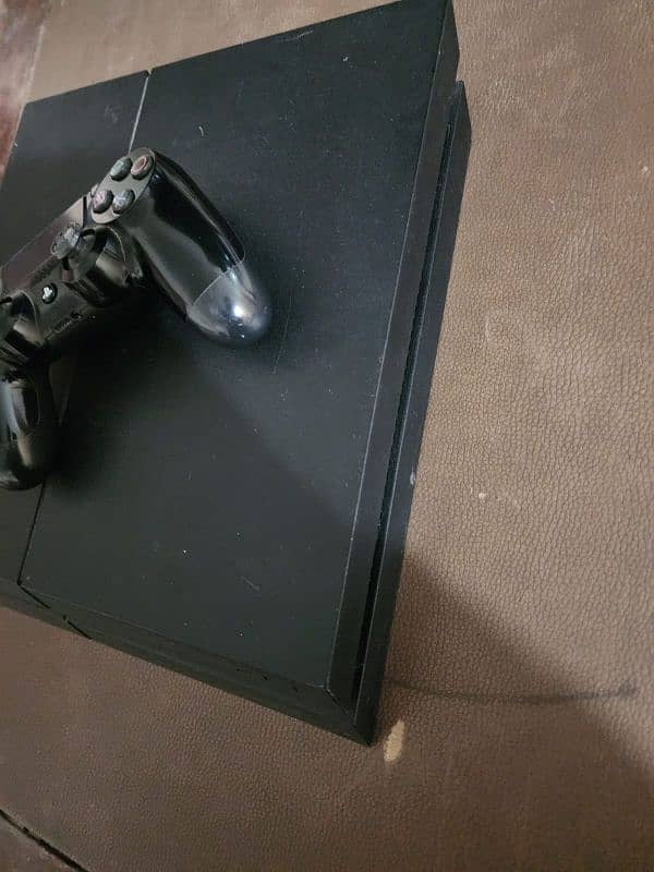 PLAYSTATION 4 (PS4) WITH CONTROLLER AND GAMES ACCOUNT ALMOST NEW 1