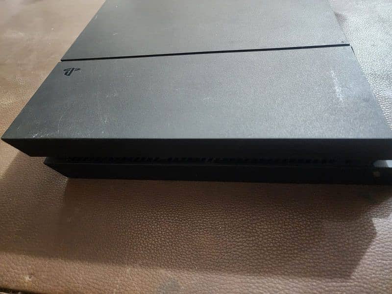 PLAYSTATION 4 (PS4) WITH CONTROLLER AND GAMES ACCOUNT ALMOST NEW 2