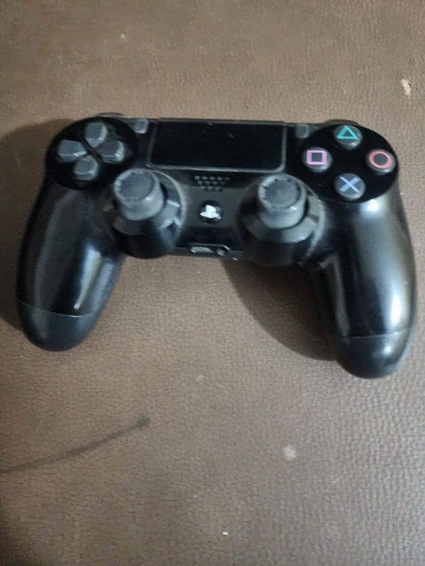 PLAYSTATION 4 (PS4) WITH CONTROLLER AND GAMES ACCOUNT ALMOST NEW 4