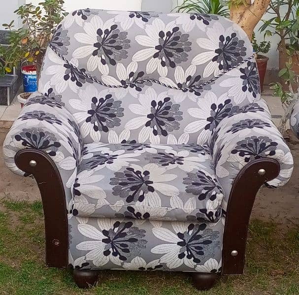 5 seater sofa in very good condition 1