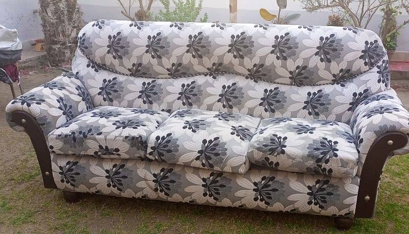 5 seater sofa in very good condition 3