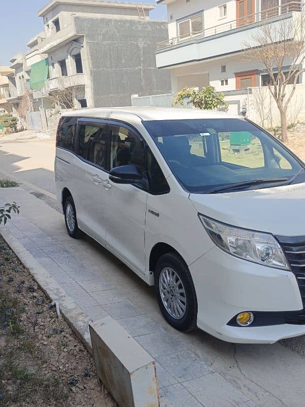 Toyota Noah 2019 10