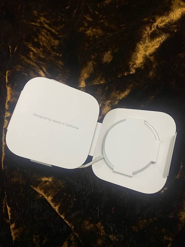 Original Apple Magsafe Wireless Charger in 10/10 Condition 2