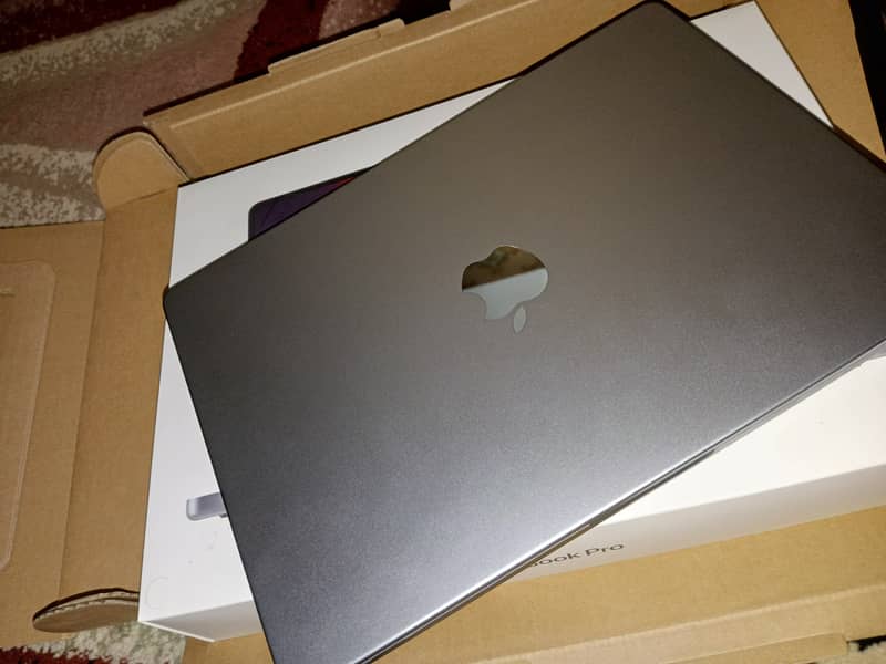 MacBook Pro M1 - 14" - 2021 - Space Gray with Armour case 6