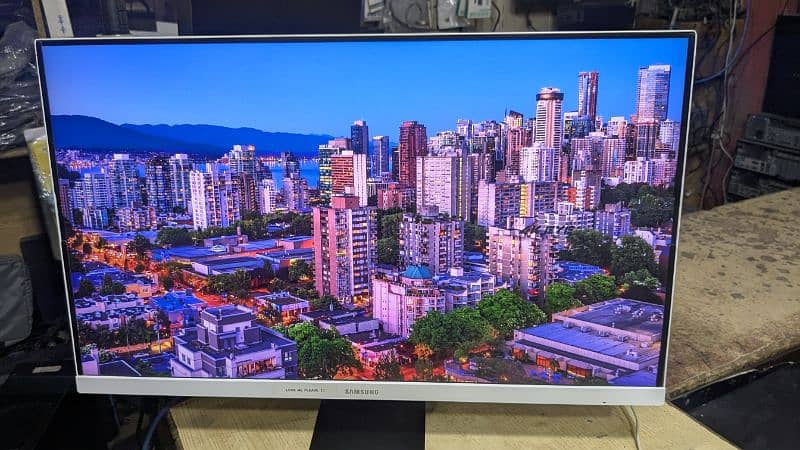 Samsung 24" Borderless LED 2560x1440 0