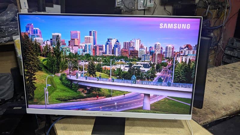 Samsung 24" Borderless LED 2560x1440 3