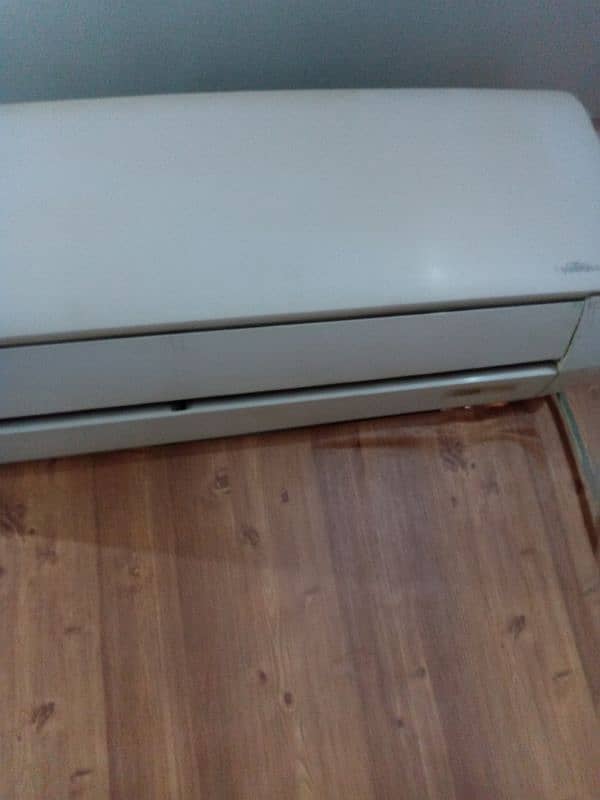 1.5 ton AC orient Good condition chill ac and heater full ok condition 1