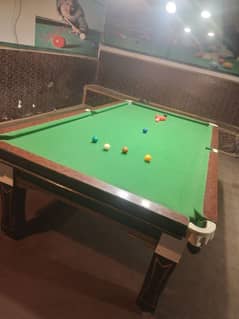 5x10 Good condition snooker table with ball set