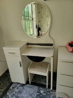 Glossy Laminated Wood Dressing Table